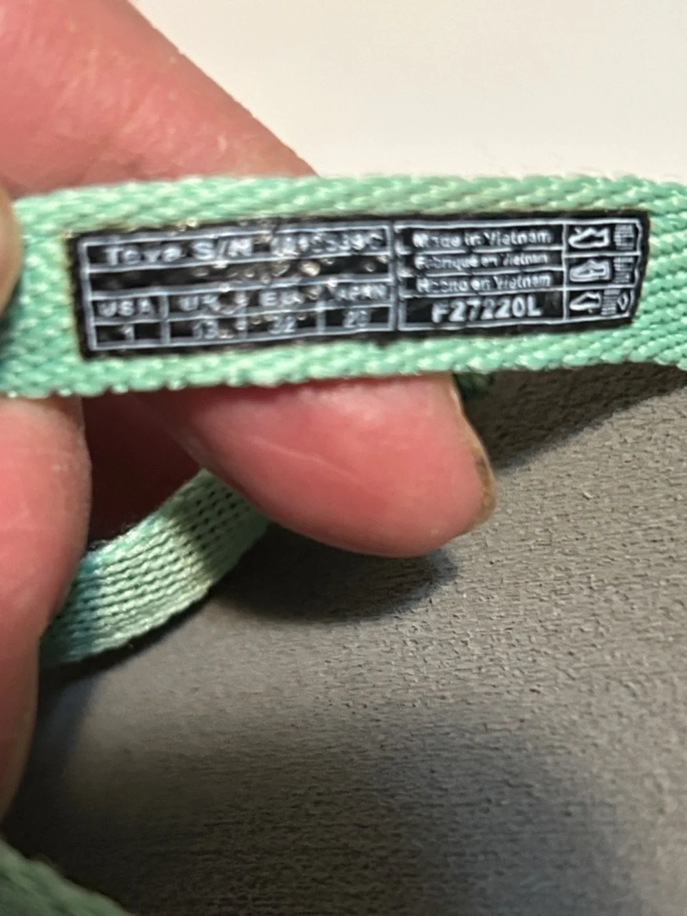 Women’s Cross-Strap Sandals in Mint Green
